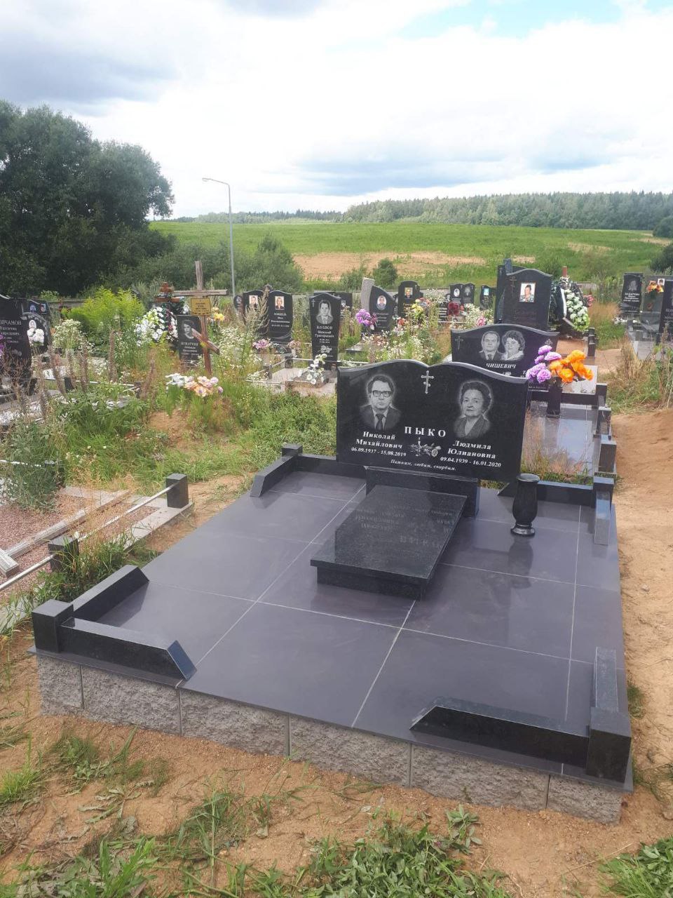 установка памятника на могилу цена