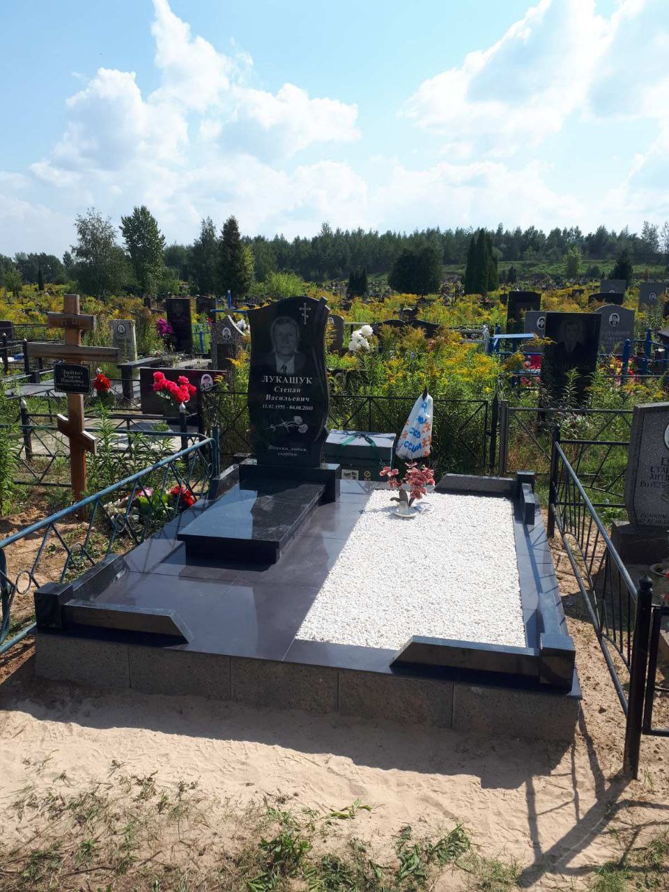 установка памятника на плитку